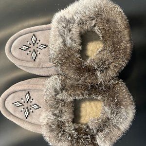Sz 8 Women's Grey Beaded Leather Canadian Moccasins /Slippers, fur embellished